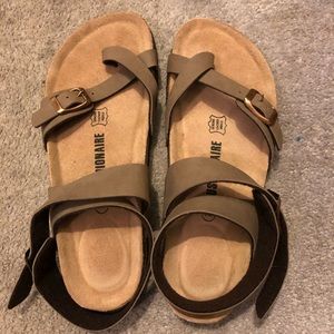 NWOT Birkenstock style cross strap sandals, tan